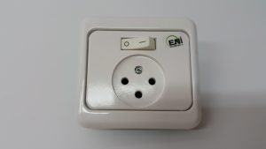 שקע כח תחת הטיח +מפסק