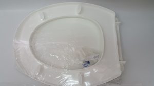 מושב לאסלה מפלסטיק עם צירי נירוסטה