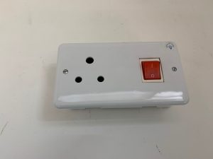 מפסק למזגן עם שקע A 15 תה"ט דייג 3723