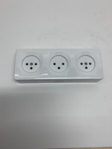 שקע כח קופסה עם 3 בתי תקע