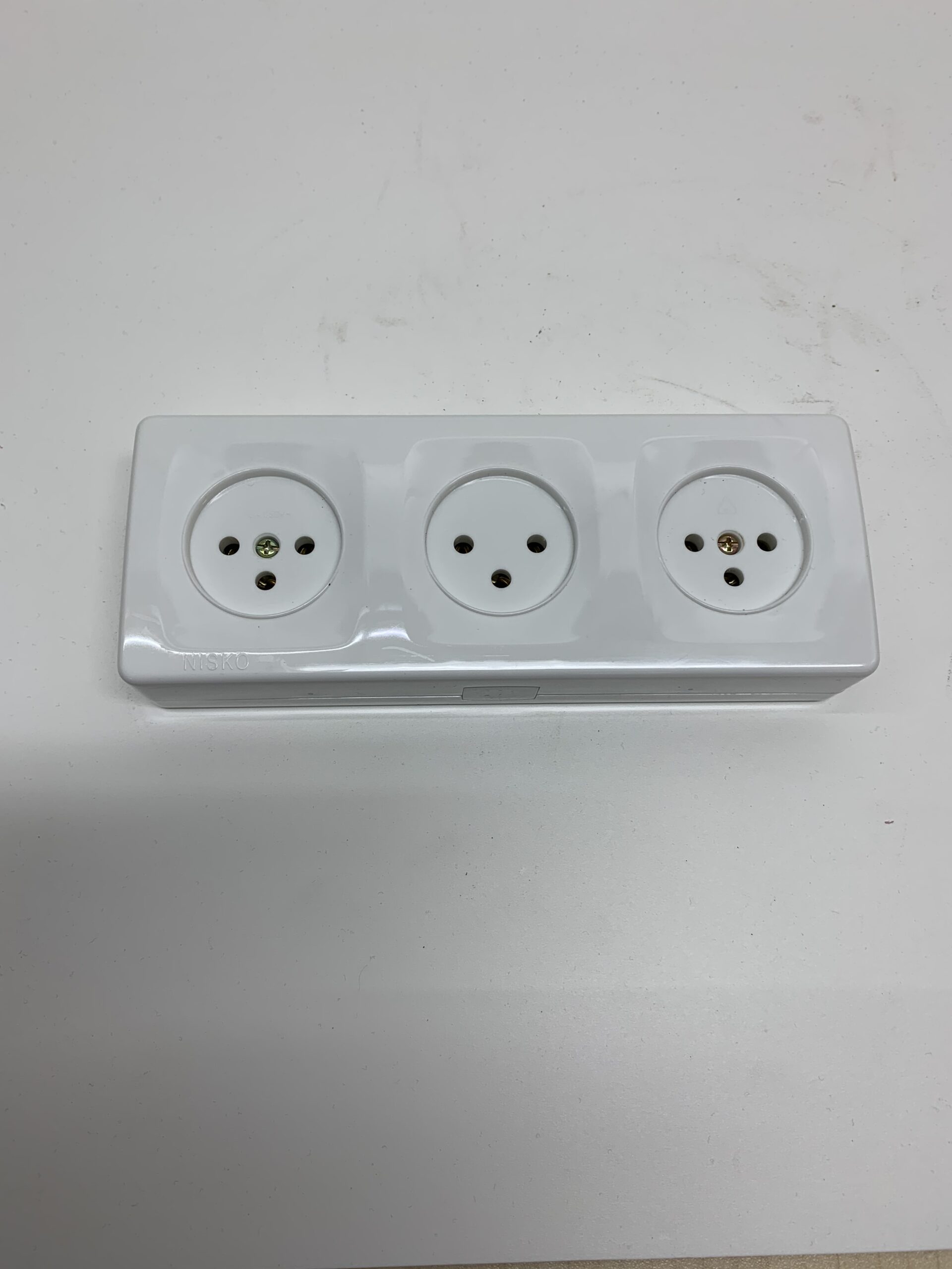 שקע כח קופסה עם 3 בתי תקע