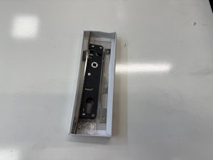 מנעול שטוח חבוי ימין/שמאל 20 מ"מ צבוע