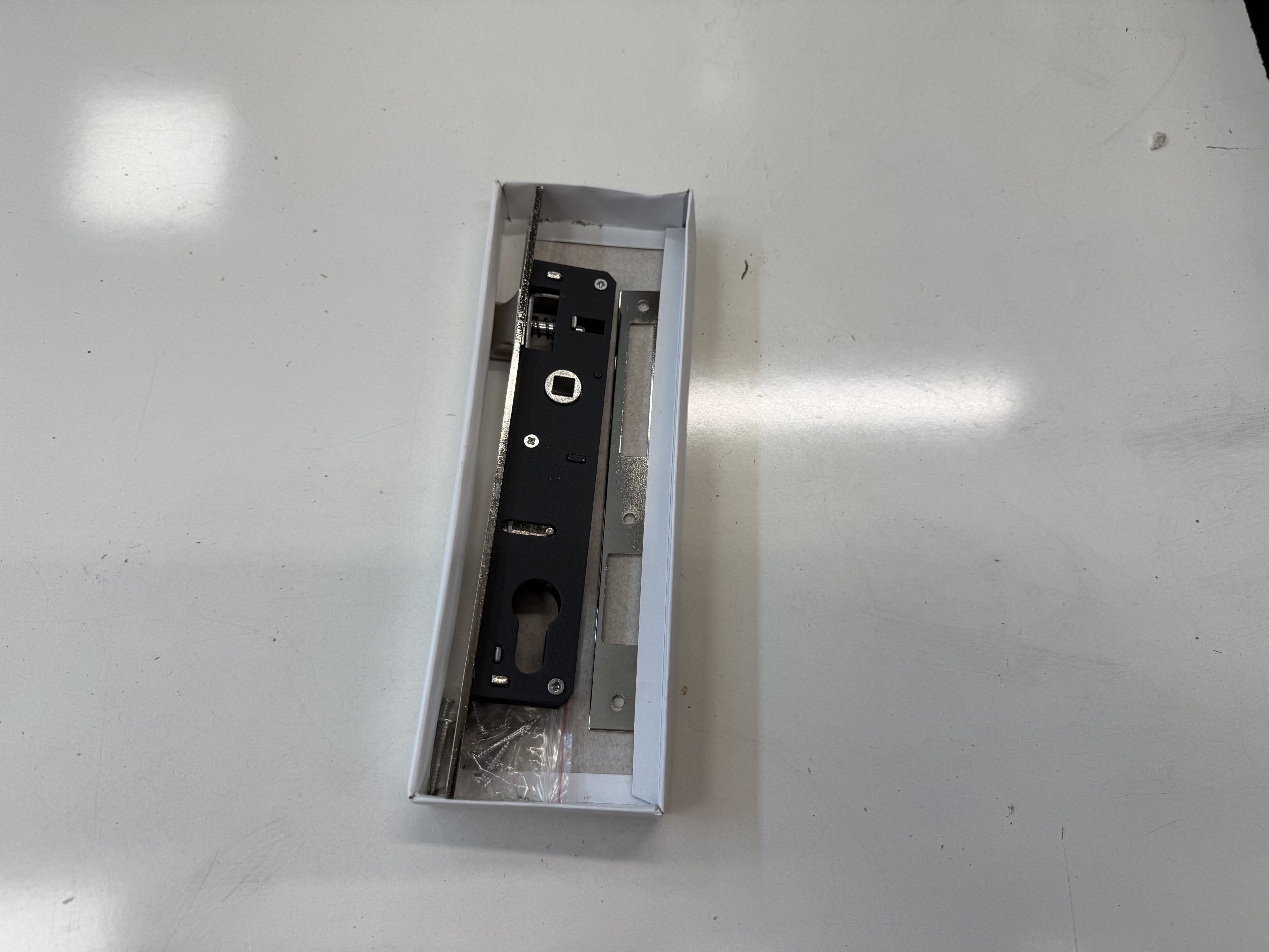 מנעול שטוח חבוי ימין/שמאל 20 מ"מ צבוע